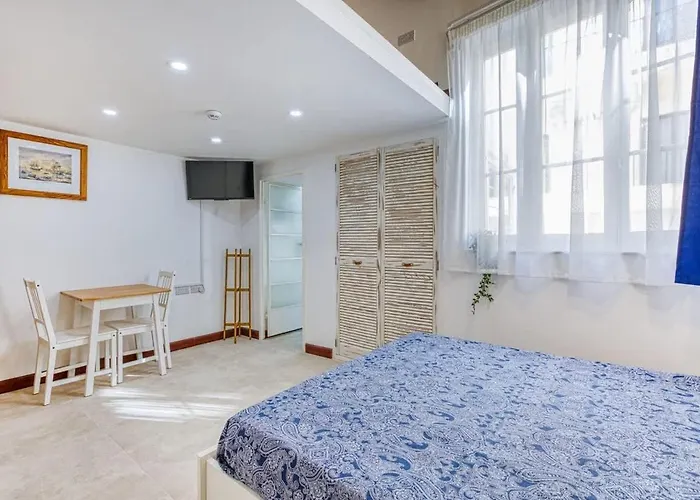 Twentyseven Homey Near Promenade Apartman