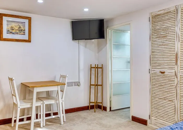 Twentyseven Homey Near Promenade Apartman